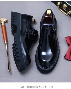 Detail der schwarzen Lackleder-Monk-Schuhe mit dicker Sohle und schickem Zubehör
