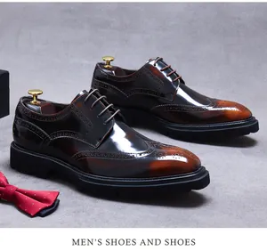Detalle macro de zapatos Oxford marrones con perforaciones y horma dorada de lujo