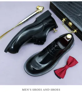 Vista plana de zapatos Derby de charol negro con hormas de madera para zapatos y accesorios