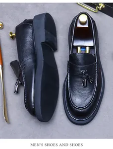 Détail de la texture cuir véritable et glands classiques sur mocassins noirs hommes