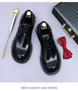 Detalle de zapatos Derby negros pulidos con calzador de cabeza de león y accesorios