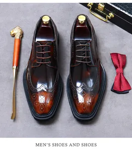 Zapatos clásicos brogue de cuero degradado con accesorios formales y pajarita