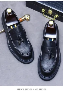 Vue détaillée de mocassins en cuir noir à glands au style vintage britannique élégant