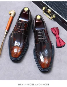 Detalle de zapatos derby brogue de cuero marrón con hormas de lujo y accesorios de moda