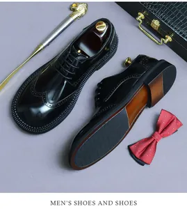 Makroaufnahme schwarzer Budapester Schuhe mit Lochmuster und zweifarbiger Gummisohle