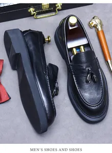 Vue détaillée de mocassins en cuir noir à glands avec semelles en caoutchouc antidérapantes