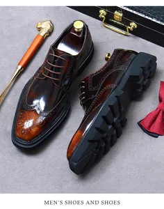 Detalle de zapatos brogue de cuero marrón con perforaciones clásicas y suela de goma gruesa