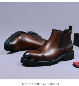 Dettaglio di stivaletti Chelsea in pelle marrone con finitura vintage ed elastico