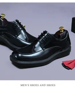 Nahaufnahme der schwarzen polierten Leder-Derbyschuhe für Herren mit gepunkteter Fliege