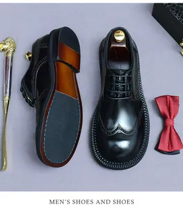 Detailaufnahme der schwarzen Brogue Lederschuhe mit edler Flügelkappen Gravur für Herren