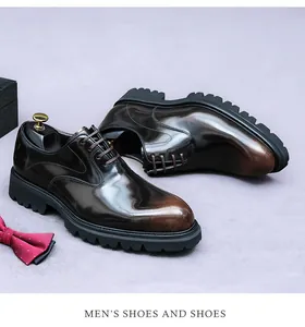 Détail de chaussures derby en cuir dégradé marron avec semelle crantée et embauchoirs