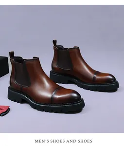 Dettaglio stivali chelsea in pelle marrone con punta sfumata e fascia elastica