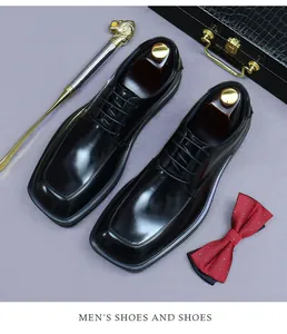 Nahaufnahme von polierten schwarzen Derby-Schuhen aus Leder mit Premium-Schuhspannern aus Holz