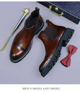 Dettaglio di stivaletti Chelsea testa di moro con punta a cappuccio e accessori di lusso
