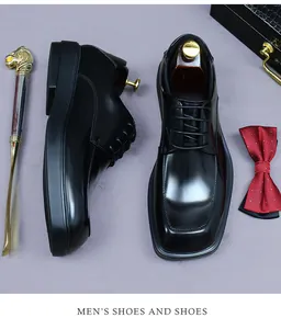 Draufsicht auf schwarze formelle Derby-Schuhe aus Leder mit goldenen Schuhspannern
