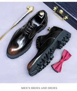 Gros plan d'oxfords en cuir verni dégradé marron avec semelles crantées épaisses