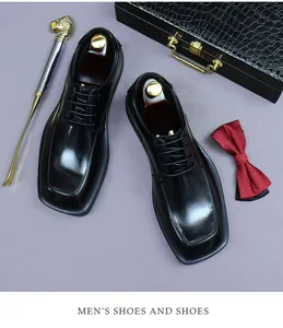 Draufsicht auf schwarze Business-Lederschuhe mit quadratischer Zehenpartie und Zubehör