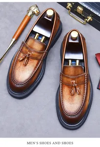 Détail de mocassins à pampilles en cuir marron pour homme avec dégradé et semelle épaisse