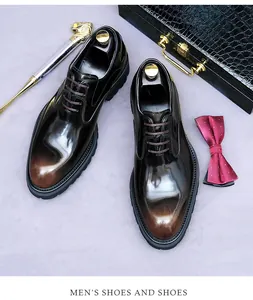 Gros plan sur les chaussures de ville en cuir dégradé avec semelle en caoutchouc antidérapante
