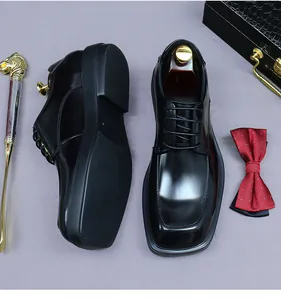 Flachbild von schwarzen Leder-Derbyschuhen mit Schuhspanner und edlen Accessoires