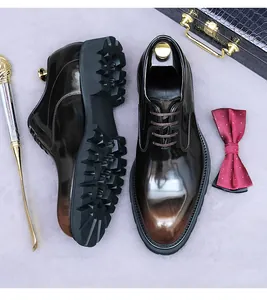 Détail de chaussures de ville en cuir dégradé avec semelle crantée et accessoires chic