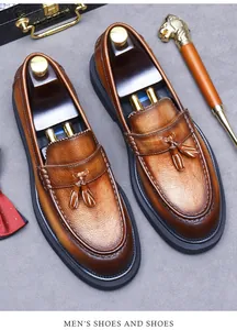 Vue de dessus de mocassins à glands en cuir marron avec dégradé vintage et embauchoir bois