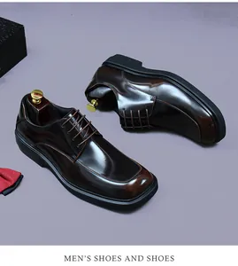 Nahaufnahme polierter mahagonibrauner Derby-Schuhe aus Leder mit edlen Schuhspannern