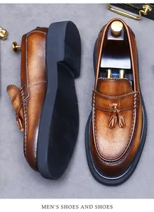 Gros plan détaillé de mocassins en cuir marron avec glands classiques et semelles en caoutchouc