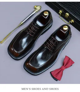 Makroaufnahme von dunkelbraunem Herren-Derby aus Lackleder mit Spiegelglanz und Schuhspanner