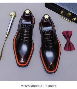 Detalle de zapatos Oxford de cuero marrón oscuro con suela naranja y accesorios