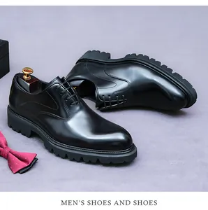 Détail de chaussures derby noires en cuir avec semelle crantée et nœud papillon rouge