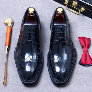 Gepolijste zwarte lederen wingtip brogue derby schoenen met dikke zool voor formele sfeer