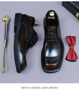 Dunkelbraune Leder-Derbyschuhe im Farbverlauf mit roter Fliege und exklusivem Schuhlöffel