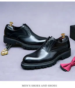 Détail de chaussures de ville en cuir noir avec semelle crantée et embauchoirs en bois