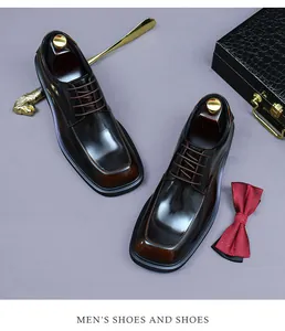 Formelle braune Leder-Derbyschuhe mit Farbverlauf, goldenen Schuhspannern und Zubehör