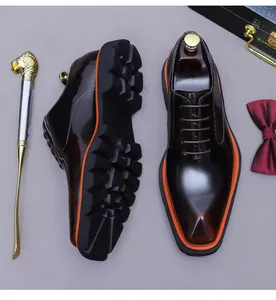 Detalle de zapatos Derby en cuero burdeos pulido con ribete naranja y suela antideslizante