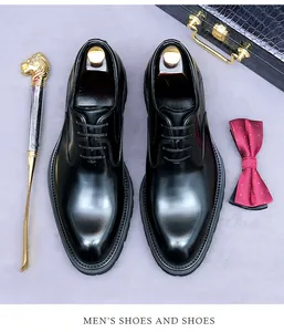 Détail de chaussures habillées en cuir verni noir avec semelle antidérapante et lacets chics