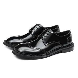 Klassische schwarze Brogue-Schuhe aus Leder für Herren mit poliertem Finish und dicker Sohle