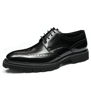 Gepolijste zwarte heren Brogue schoenen met dikke zolen en wingtip gravure details