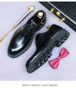 Détail de derbies en cuir verni noir avec semelles crantées épaisses et lacets