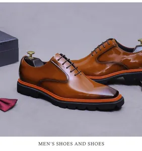 Zapato Oxford de charol marrón pulido con suela de plataforma y detalle naranja vivo