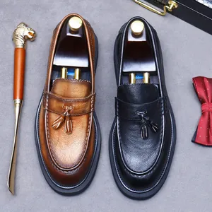 Mocassins classiques en cuir pour hommes avec glands en noir et marron et embauchoirs en bois