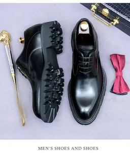 Détail de chaussures business en cuir noir avec semelles antidérapantes épaisses