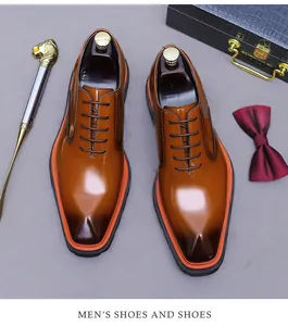 Detalle de zapatos Oxford de cuero marrón degradado con borde de suela en color naranja
