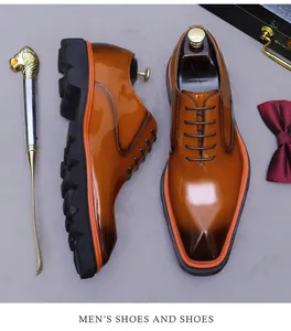 Vista superior de zapatos Oxford de cuero marrón con suelas gruesas y un calzador