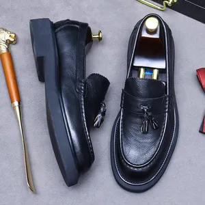 Mocassins en cuir noir pour hommes avec glands, texture grainée et semelle en caoutchouc