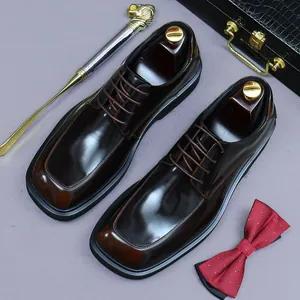 Polierte braune Derby-Schuhe für Herren mit eckiger Zehe und Schnürung im Set