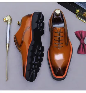 Zapatos Oxford marrón degradado con suela dentada gruesa y detalles naranja vibrante