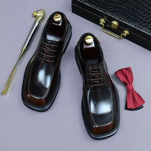 Klassische Business-Schuhe aus Leder mit braunem Farbverlauf und edlem Zubehör