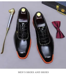 Détails de chaussures richelieu en cuir noir avec semelle orange et coutures élégantes